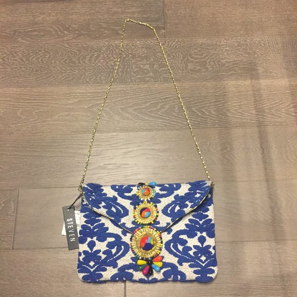 ⭐Host Pick⭐ Beautiful embroidered convertible clutch w gold chain and beadwork - Picture 4 of 5